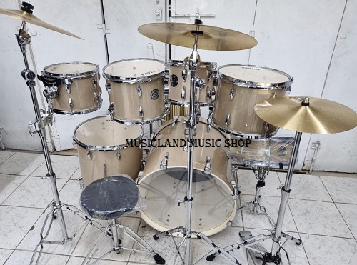 Tama seven piece drum set